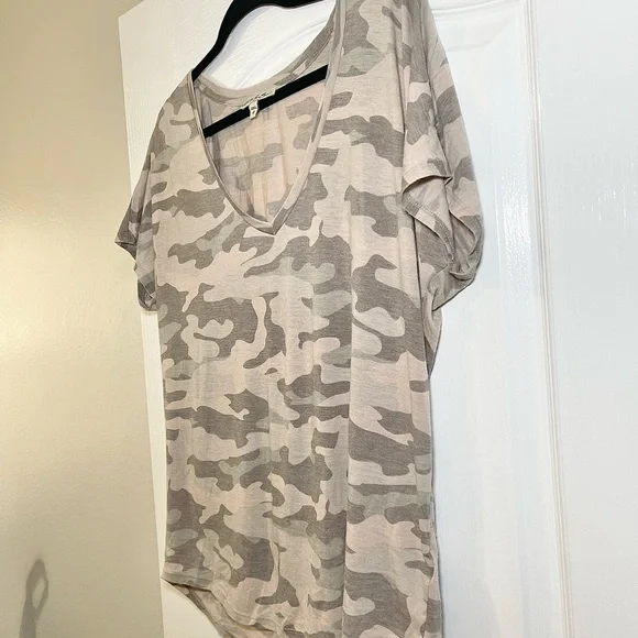 Express One Eleven V-Neck Camo Print Women's Tee - Picture 6 of 11